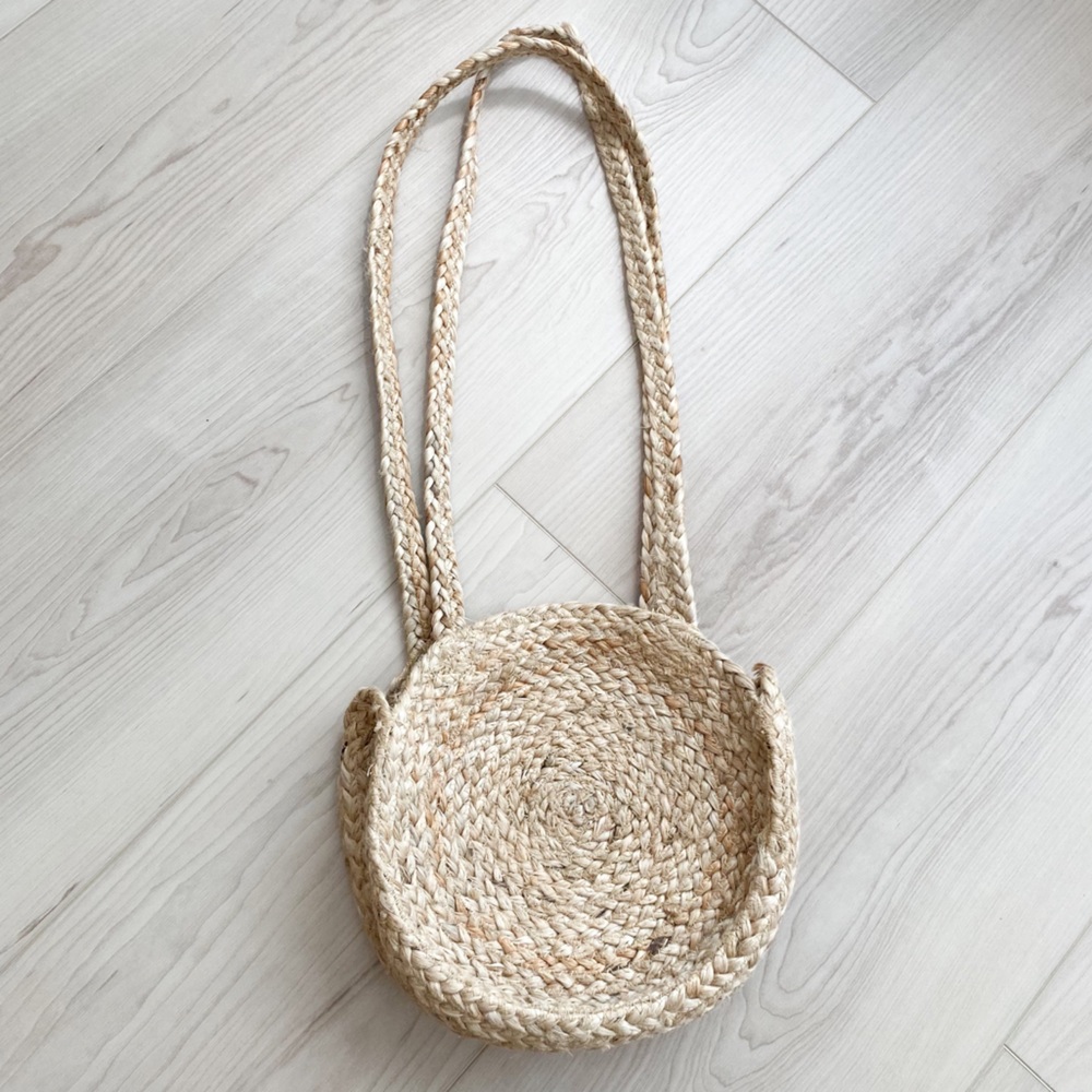 Main character Aritzia jute straw round purse cross body handbag vacation beach